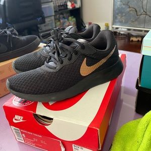 Nike Tanjun Size 6